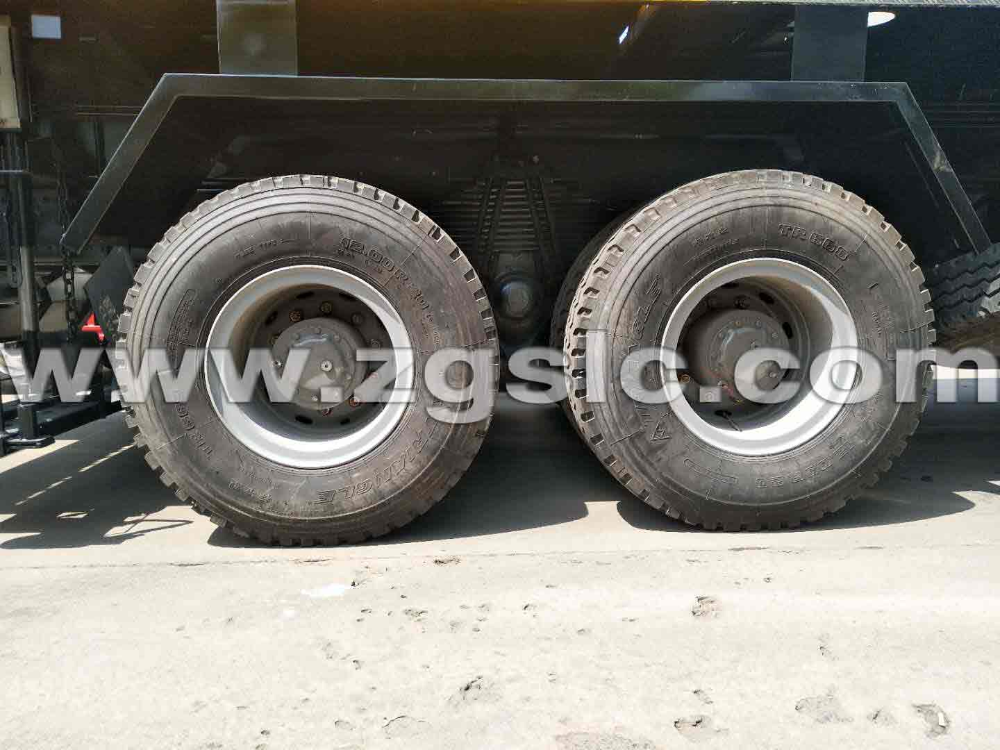重汽豪沃后雙橋碎石封層車(國五)
