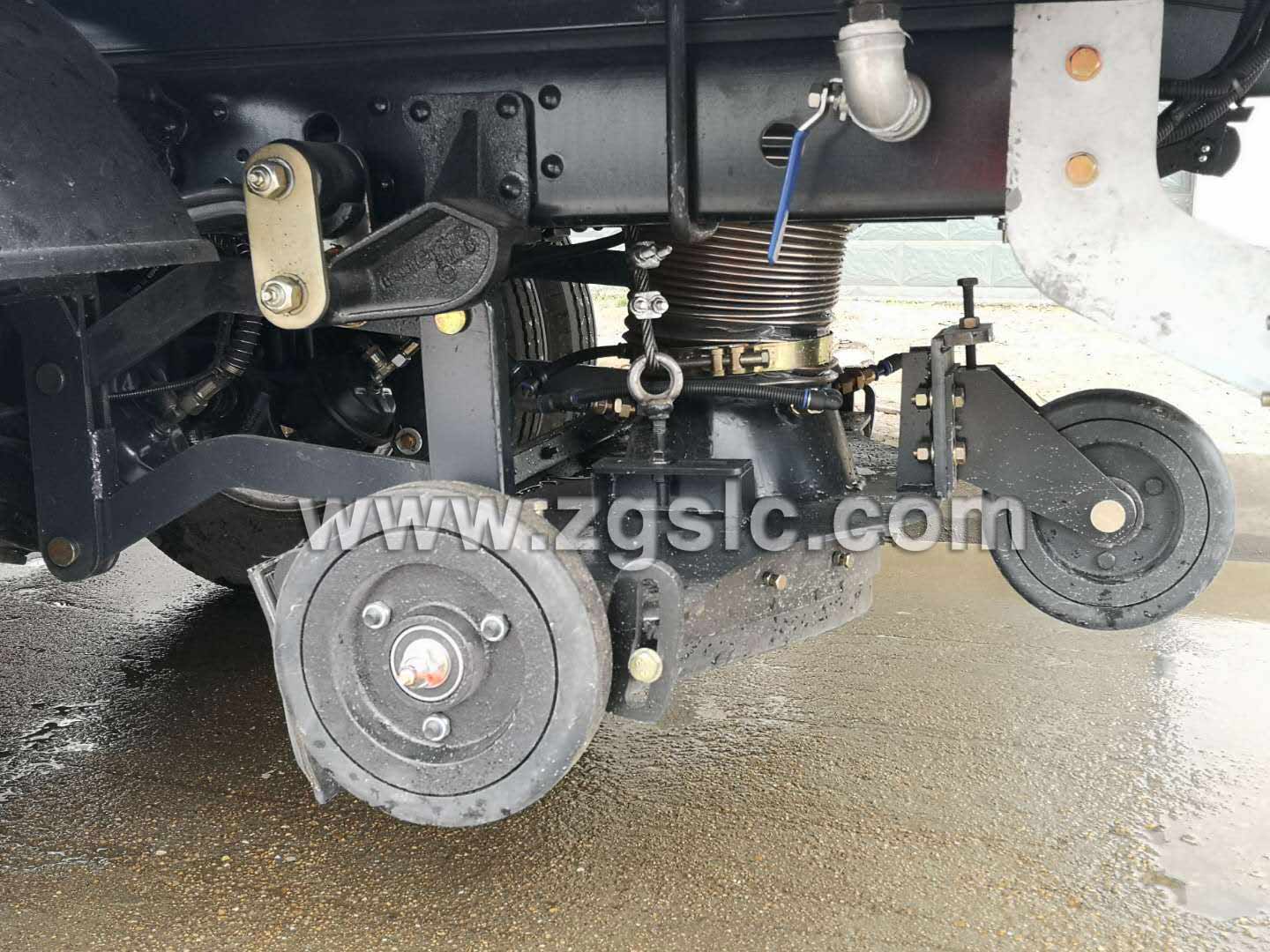 湖北程力東風大多利卡掃路車帶雪鏟(國五)