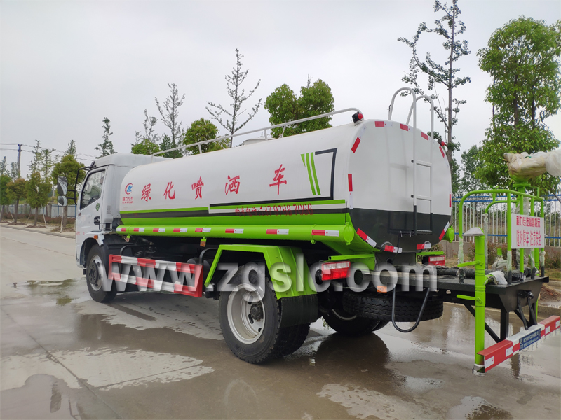 程力集團(tuán)東風(fēng)福瑞卡多功能綠化灑水車.jpg