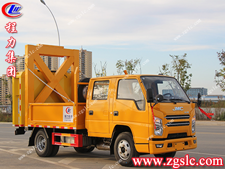 道路上施工人員安全如何得以保障？看看這輛防撞緩沖車的特別之處